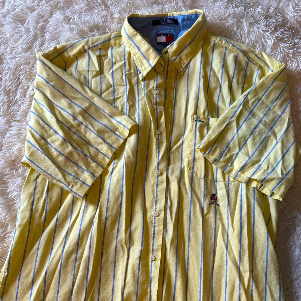 LIKE NEW Tommy Hilfiger Men’s XL Yellow & Blue Short Sleeve Shirt w Logo